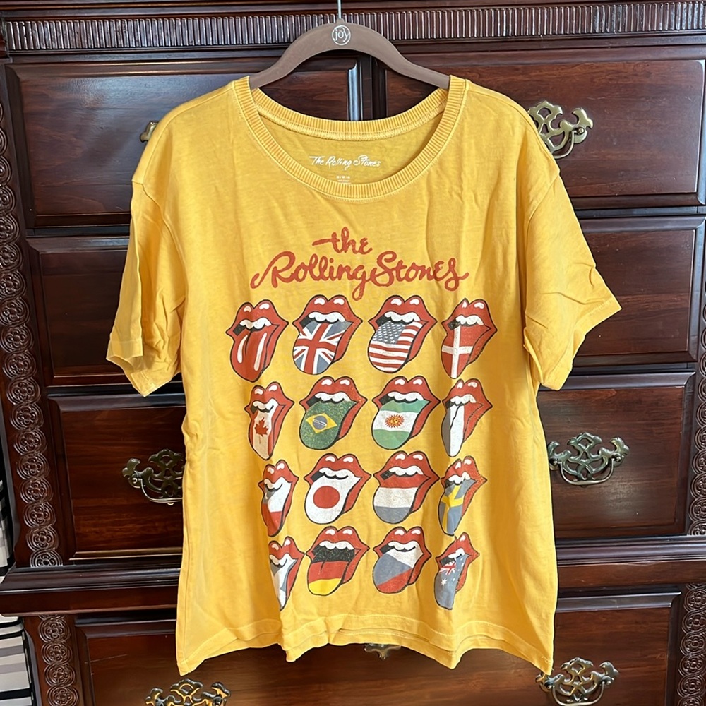 The Rolling Stone’s M yellow tee from American Eagle very good condition